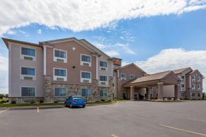 德拉文的住宿－Comfort Suites Delavan - Lake Geneva Area，停在酒店前停车场的汽车