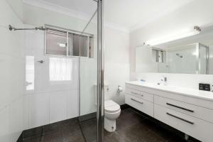 Ένα μπάνιο στο Quality Inn Ashby House Tamworth