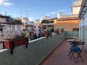 einen Balkon mit Topfpflanzen auf einem Gebäude in der Unterkunft Apartamento Centro Pergo in Córdoba