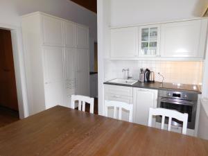 貝爾瓦爾德的住宿－Residence Edelweiss C334，厨房配有白色橱柜和桌椅