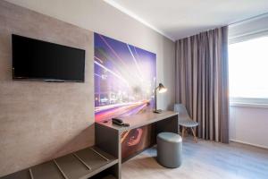 Comfort Hotel Lichtenberg tesisinde bir televizyon ve/veya eğlence merkezi