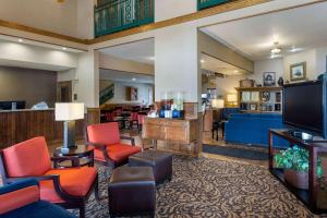 a hotel lobby with red chairs and a waiting room at Comfort Inn Marshall Station in Marshall