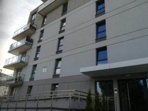 een wit gebouw met een balkon bij Centrum Haus in Giżycko