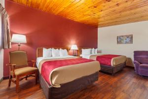 Ένα ή περισσότερα κρεβάτια σε δωμάτιο στο Harmony Inn & Suites