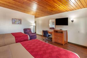 Μια τηλεόραση ή/και κέντρο ψυχαγωγίας στο Harmony Inn & Suites