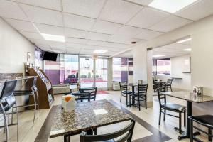 a dining room with tables and chairs in a restaurant at Econo Lodge Inn & Suites Near Bricktown in Oklahoma City