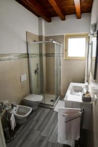 bagno con 2 lavandini, doccia e servizi igienici di B&B Bagnolo Mella a Bagnolo Mella