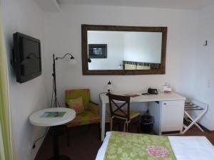 TV a/nebo společenská místnost v ubytování Landhotel Jann Hinsch Hof