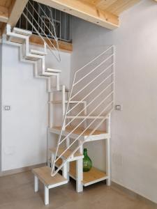 - un escalier en colimaçon dans une pièce avec un banc dans l'établissement Kilò Corte Santa Lucia, à Matino