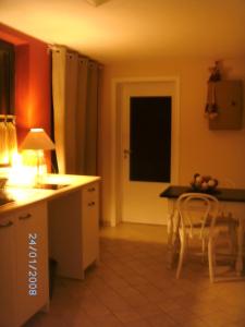 uma cozinha com uma mesa e uma sala de jantar em La Chrisnie em Theux