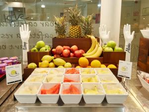 une exposition de fruits et légumes sur un comptoir dans l'établissement Sercotel Ayala, à Bilbao