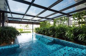una piscina en un edificio con piscina en Vivian's Studio Trefoil Setia Alam, en Shah Alam 27 fotos más