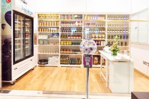 een supermarkt met een balie en een kamer met veel alcohol bij Rose Park Hotel - Al Barsha, Opposite Metro Station in Dubai