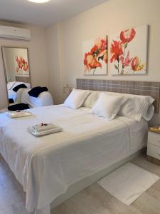 a bedroom with a large white bed with white sheets at Luxury Apartamento Minerva Júpiter in Benalmádena