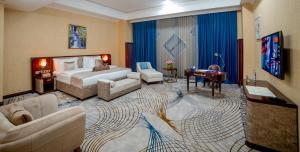 Habitación de hotel con cama y sala de estar. en Mariana Trench en Bakú