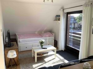 Kleines Zimmer mit einem Bett und einem Tisch in der Unterkunft Spechtstraße 65 Ferienwohnung in Nordhorn