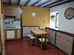 Kuchyň nebo kuchyňský kout v ubytování Casa Rural Valle de Altamira