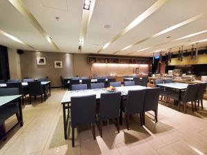 uma grande sala de jantar com mesas e cadeiras em Royal Guest Hotel em Tainan