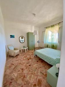 um quarto com uma cama e um sofá em villa Maria em Favignana