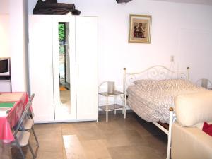 een slaapkamer met een bed en een glazen schuifdeur bij La Quietude in Chaudfontaine