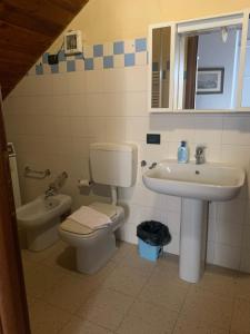a bathroom with a toilet and a sink at Le Stanze sul Po in Ferrara