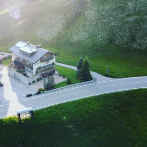 Luftblick auf ein Haus und eine Straße in der Unterkunft Haus Alpenblick in Schröcken