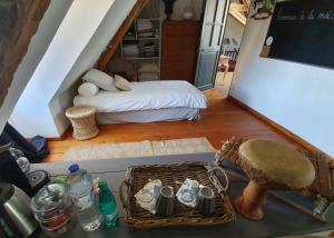 Zimmer mit einem Bett und einem Tisch mit einem Korb in der Unterkunft Chambre d'hôtes à la campagne Nevers in Challuy