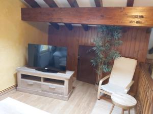 TV a/nebo společenská místnost v ubytování Casa Rural Valle de Altamira