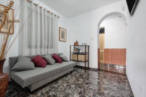 a living room with a couch in a room at Casa del Molino in Icod de los Vinos