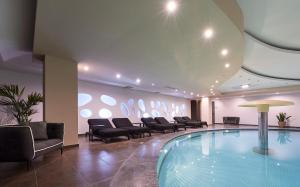 Бассейн в Michelangelo Resort & Spa или поблизости