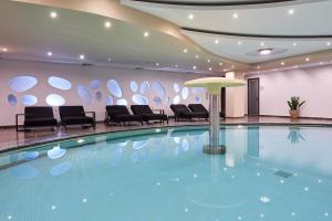 Бассейн в Michelangelo Resort & Spa или поблизости