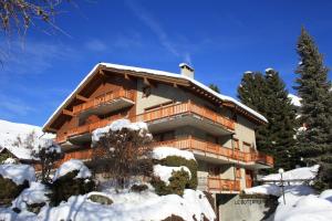 um edifício com neve em frente em Botzatei 001 em Verbier