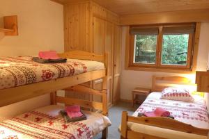 sypialnia z 2 łóżkami piętrowymi i oknem w obiekcie Botzatei 001 w mieście Verbier