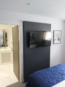 TV a/nebo společenská místnost v ubytování Dean Park Hotel