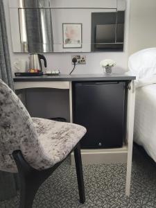Postel nebo postele na pokoji v ubytování Dean Park Hotel