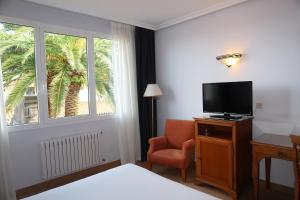 Télévision ou salle de divertissement dans l'établissement Hotel Gudamendi