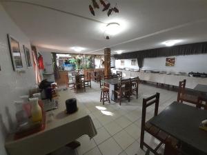 ein Esszimmer mit Tischen und Stühlen in einem Restaurant in der Unterkunft Hotel Pousada Casuarinas in Recife