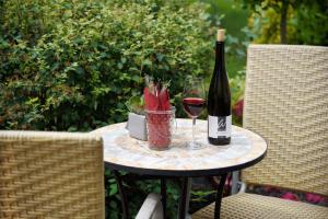 a table with a bottle of wine and a glass at Ferienwohnung in Riol