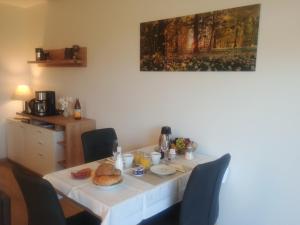 Una mesa con un plato de comida encima. en Appartement Ausblick Park, en Hahnenklee-Bockswiese