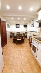 Kuchnia lub aneks kuchenny w obiekcie La Serrana de la Vera Casa Rural TR-CC-00366