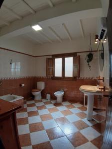 duża łazienka z 2 toaletami i 2 umywalkami w obiekcie La Serrana de la Vera Casa Rural TR-CC-00366 w mieście Garganta la Olla