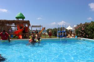 un grupo de personas en una piscina en Triscinamare Hotel Residence en Triscina