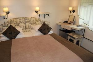 A bed or beds in a room at Hansalinn