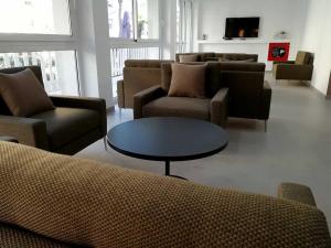 uma sala de estar com sofás e uma mesa em Hotel Bamby em Rimini