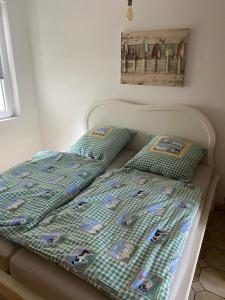 2 nebeneinander sitzende Betten in einem Schlafzimmer in der Unterkunft Ferienwohnung am grünen Band, Gretchen in Wittingen