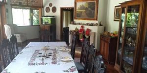 uma sala de jantar com uma mesa com uma toalha de mesa branca em Landhaus em Santo Antônio do Pinhal