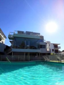 una casa con piscina frente a ella en Posada del Vaivén en Villa Carlos Paz