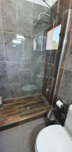 Ванная комната в Suluca Homes