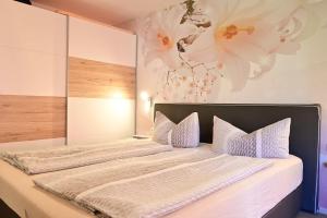1 dormitorio con 1 cama grande con sábanas blancas en Appartement Wanneck, en Biberwier