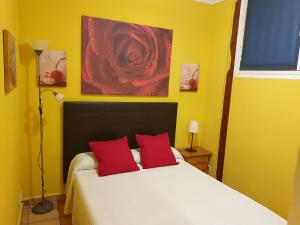 A bed or beds in a room at Apartamentos Dana Sol